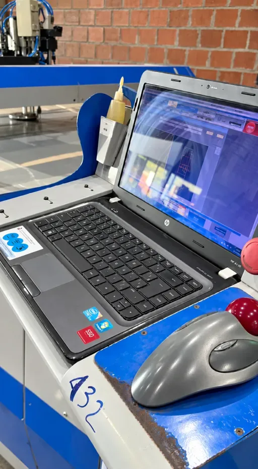 Computador de controle ao lado da máquina de corte